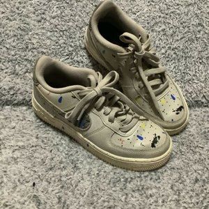 4.5Y | 6 WOMEN'S NIKE AIR FORCE ONE LOW LIGHT BONE / MULTICOLOR DJ2598-001